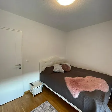Apartment Sisters *